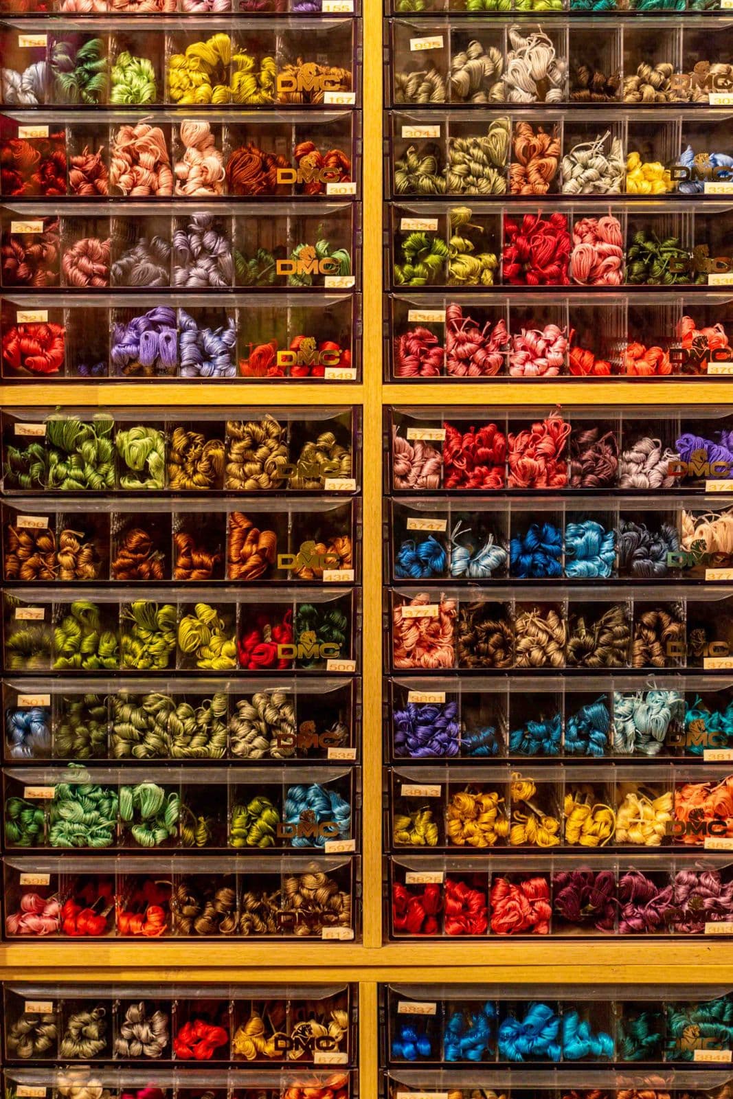 Fils à broder DMC classés par couleur