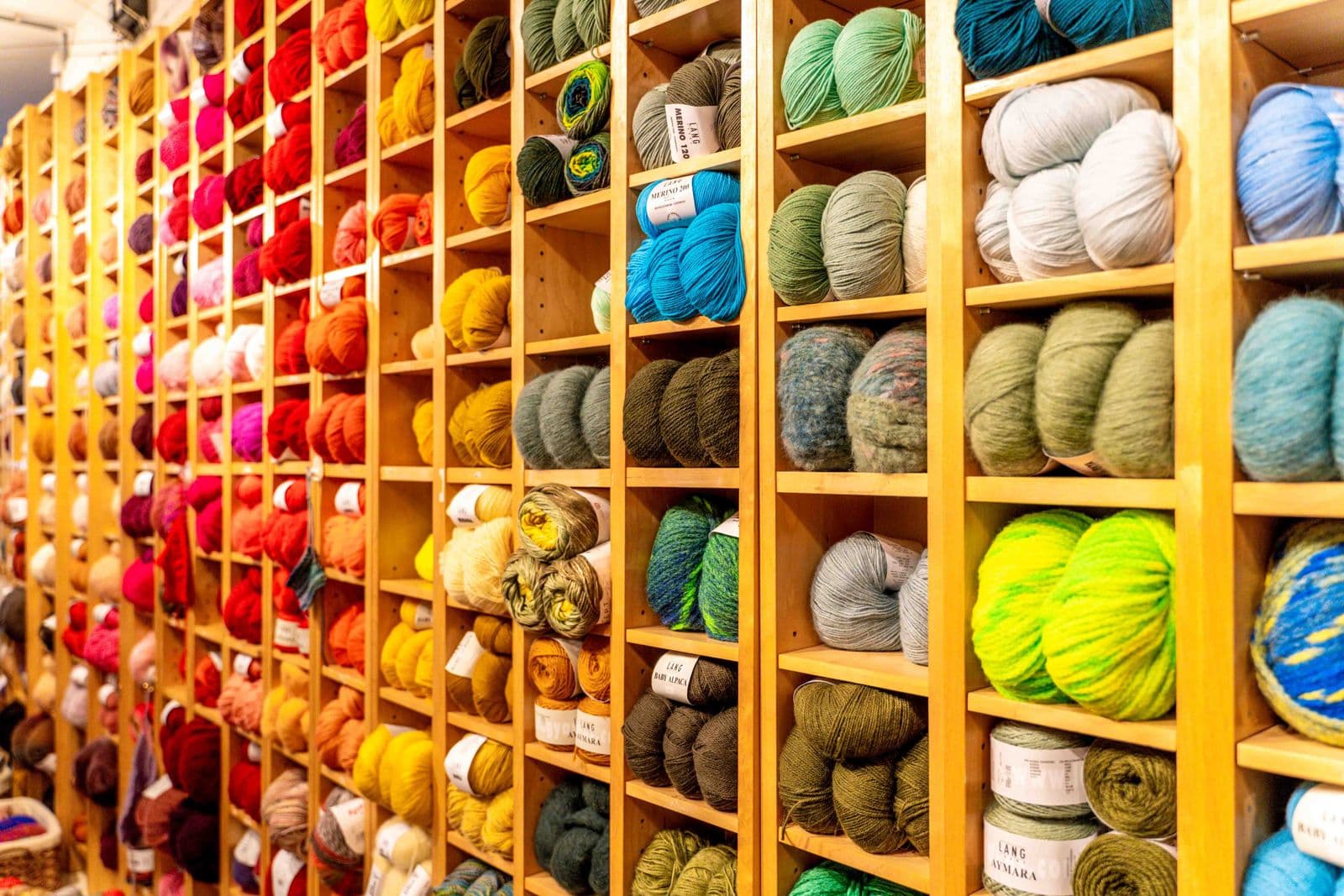 Le mur de laines de la boutique